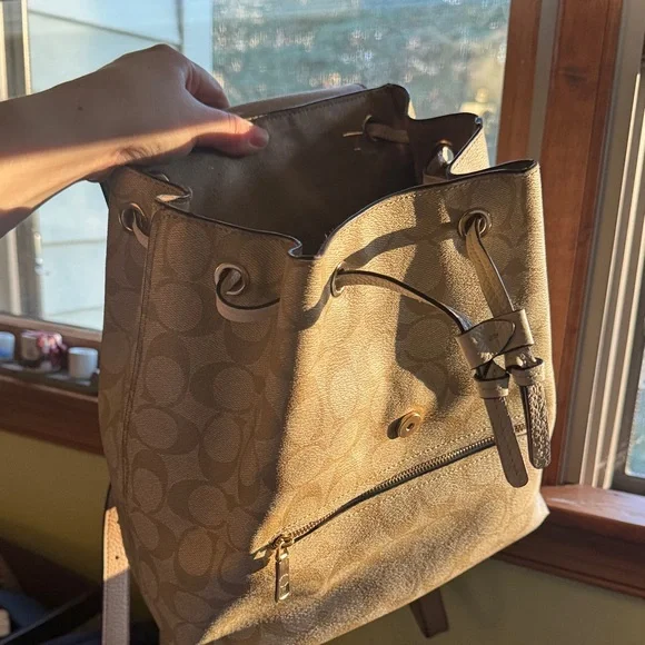 Coach Kleo Backpack in signature canvas with a white flap - Picture 6 of 6